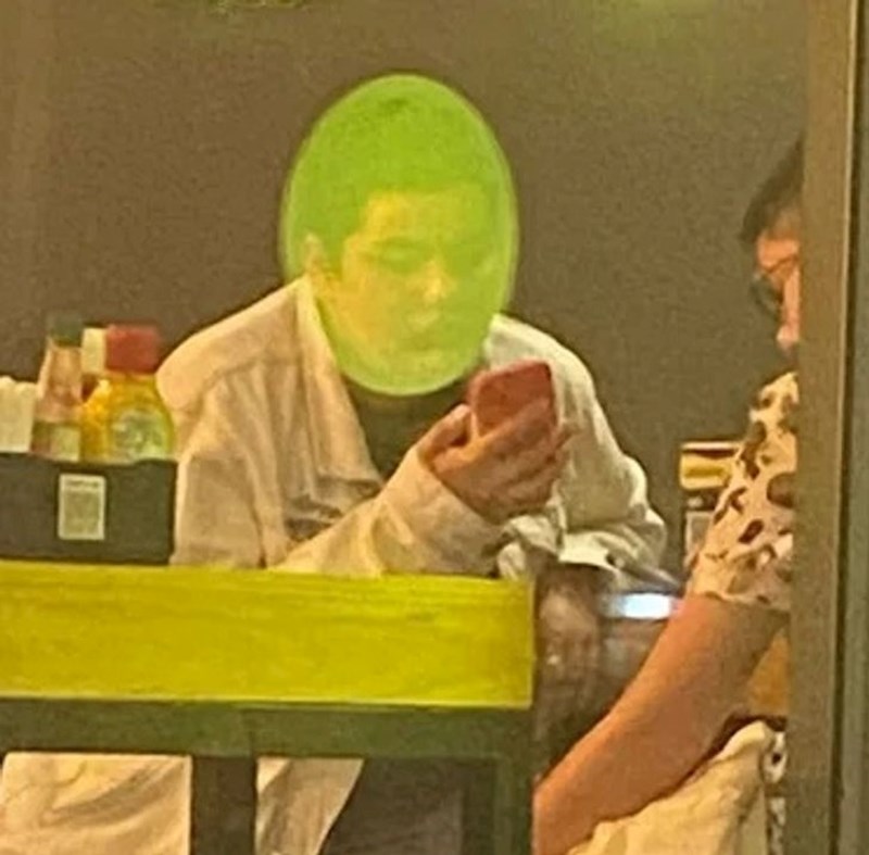 Stojim na kantunu, glava u balunu...