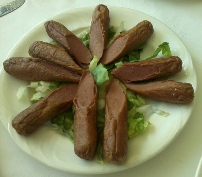 3. Netko je u hotelu u Saudijskoj Arabiji naručio piletinu. Dobio je ovo...