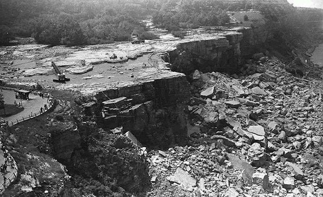 Vzácný obrázek Niagarských vodopádů, ale žádné vodopády a voda vůbec.  Píše se rok 1969.