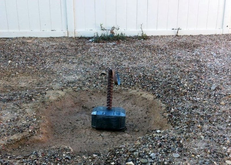 Djeca iz susjedstva stalno mu ubacuju nešto u dvorište. Ovo je čak smiješno!