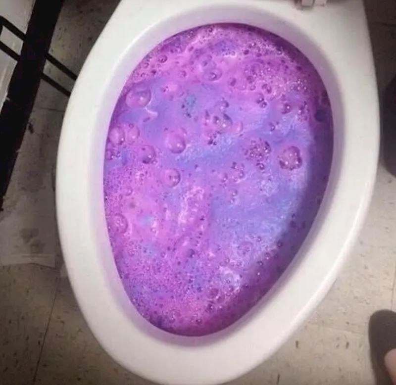 2. Upala joj je bomba za kupanje u zahod