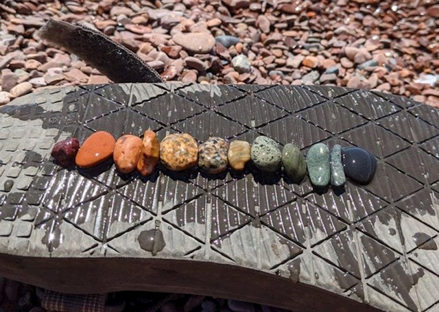 Cijeli spektar boja na kamenčićima iz jezera