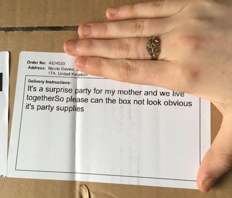 "Dostavljačka kompanija je na paket napisala moju napomenu da odlože paket na neprimjetno mjesto jer sadrži rekvizite za party iznenađenja za moju mamu"