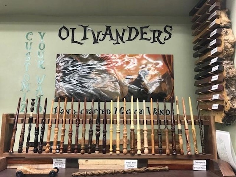 “Moj brat izrađuje čarobne štapiće (nalik onima iz Harryja Pottera) za svoje učenike, koji ih mogu kupiti lažnim novcem. Njega zarađuju radeći poslove po učionici.”