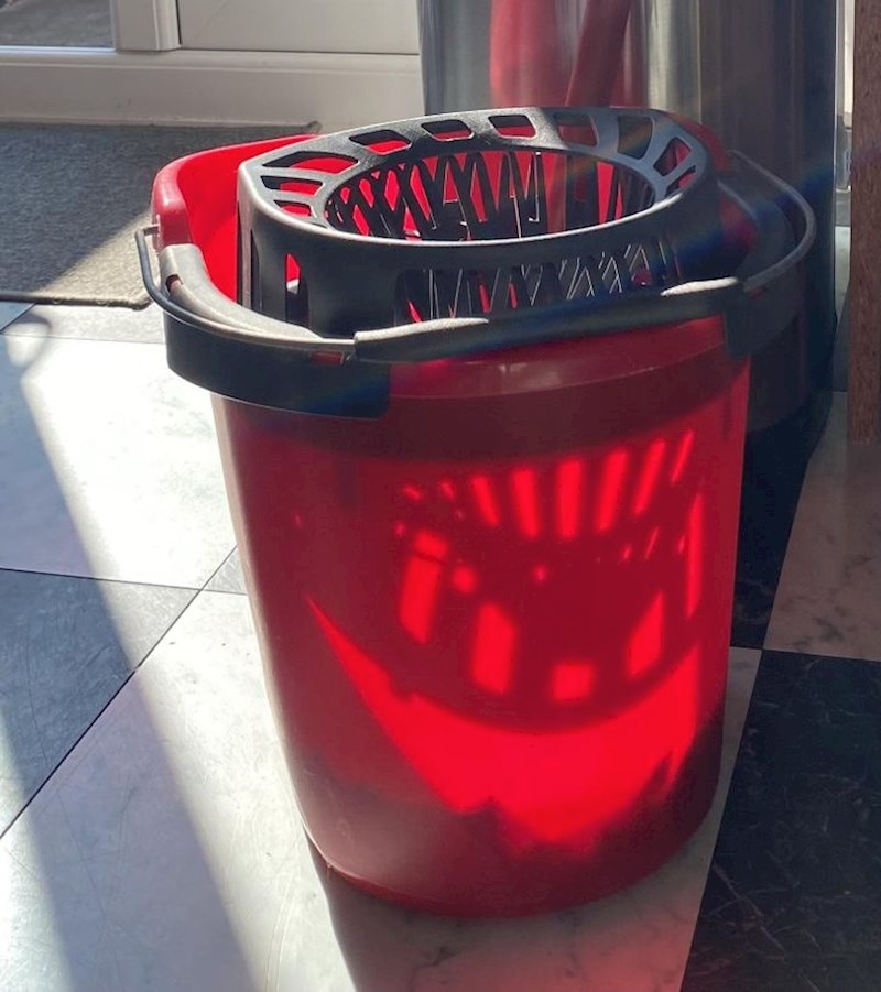 Sunce je obasjalo kantu tako da izgleda kao bundeva prije Noći vještica