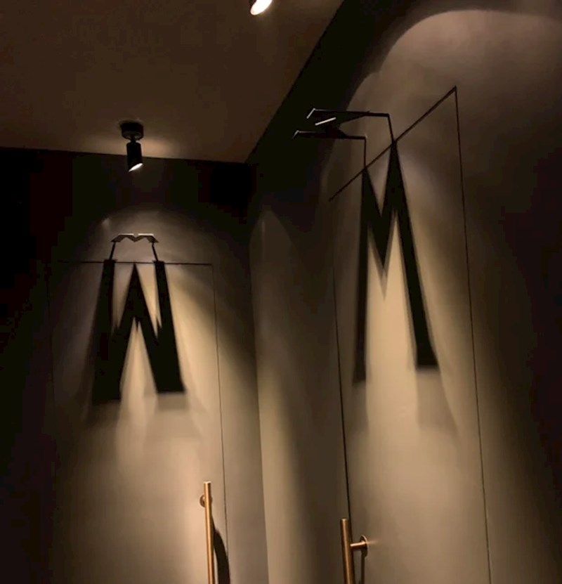 Svjetlo baca sjenu na vrata zahoda kako bi se znalo koji je muški, a koji ženski