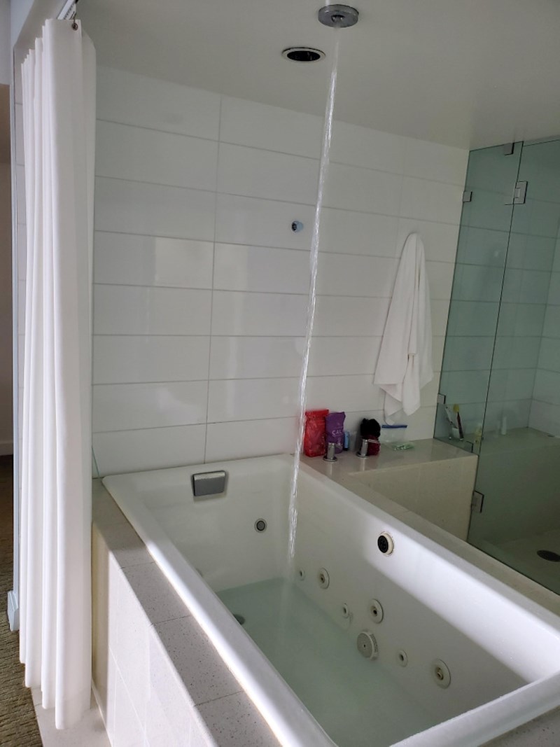 "Jacuzzi u ovoj hotelskoj sobi puni se sa stropa!"