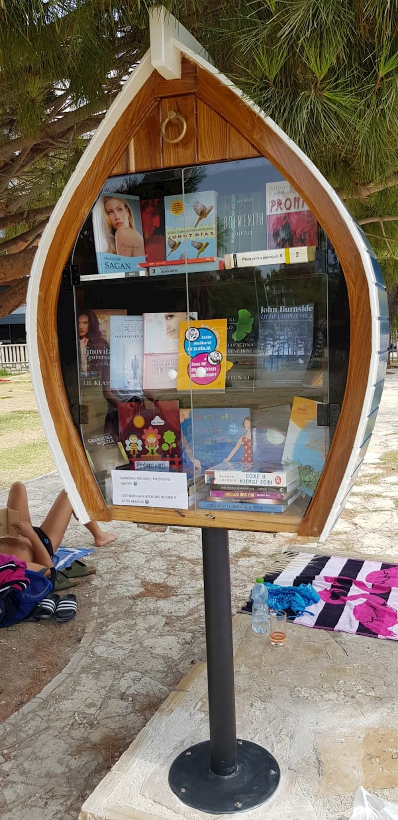 Čini se da je prvi kupač već zgrabio svoje ljetno štivo!