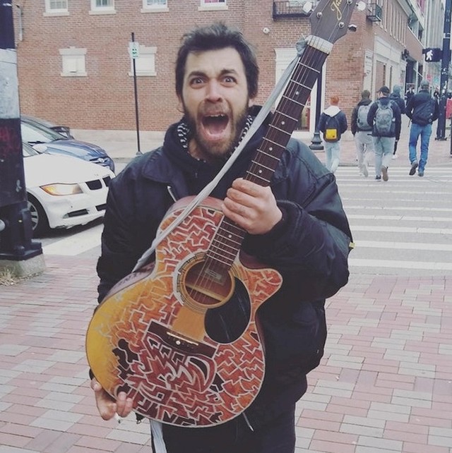 Čuo sam da je ovaj lokalni beskućnik nekada svirao gitaru. Ovo je njegova reakcija kada sam mu poklonio svoj stari instrument