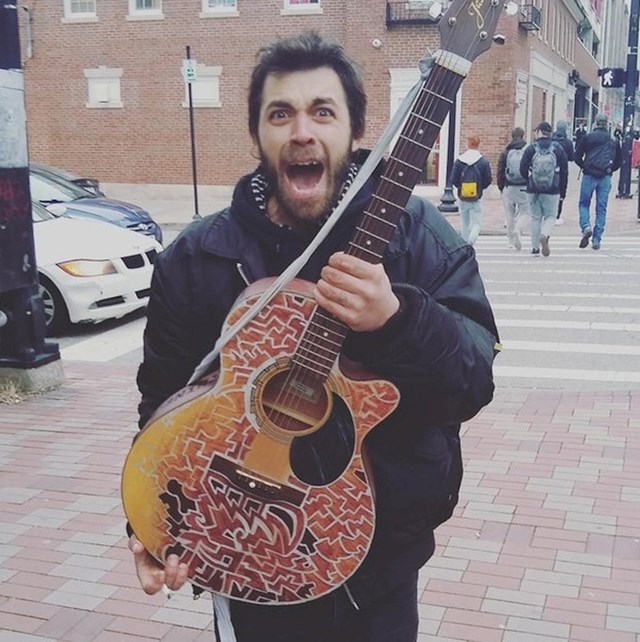 Čuo sam da je ovaj lokalni beskućnik nekada svirao gitaru. Ovo je njegova reakcija kada sam mu poklonio svoj stari instrument
