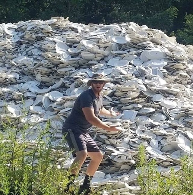 6. Planina posuđa na koju je tip naletio u šumi