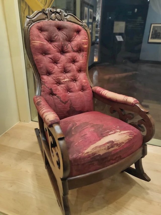 Stolica u kojoj je sjedio Abraham Lincoln kad je ubijen