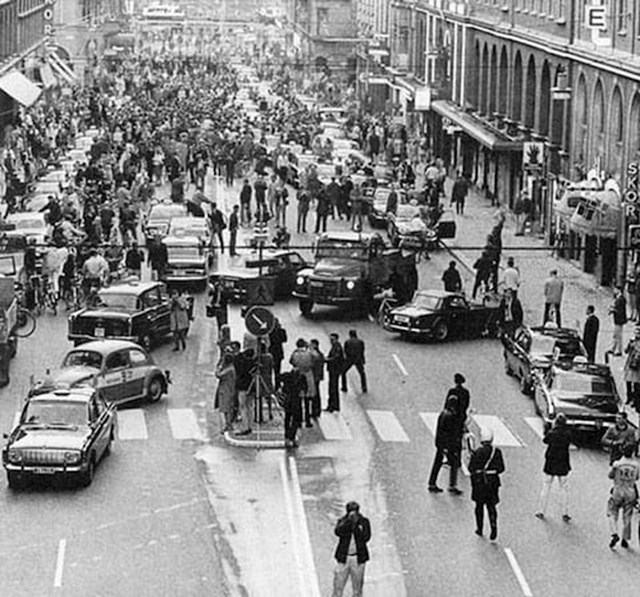 Prvo jutro nakon što je Švedska promijenila vožnju lijevom stranom u vožnju desnom stranom, 1967.