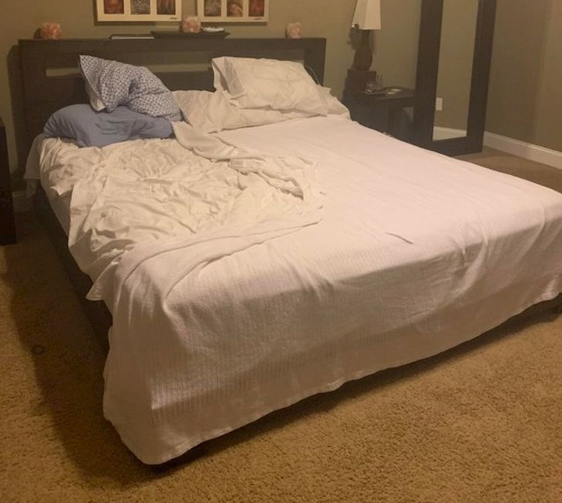 14. Muž se naljutio i složio samo svoju stranu kreveta!