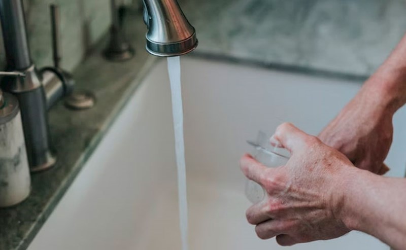 Kada pereš posuđe, pa ti voda smoči rukave