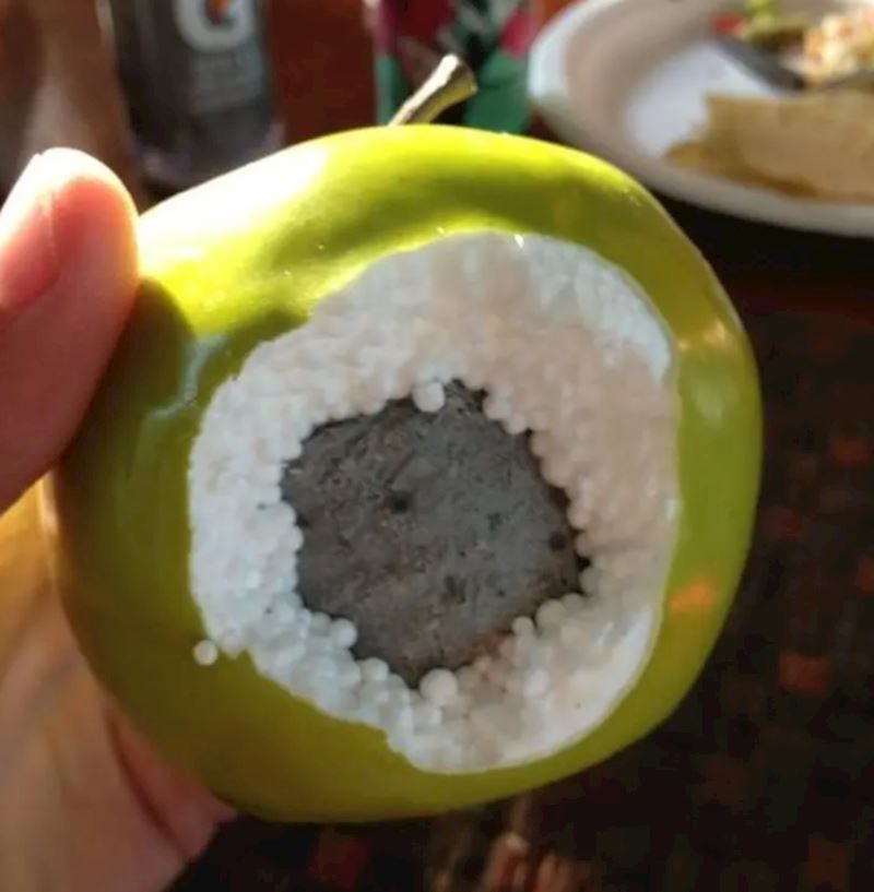 12. Zagrizao je umjetnu jabuku...