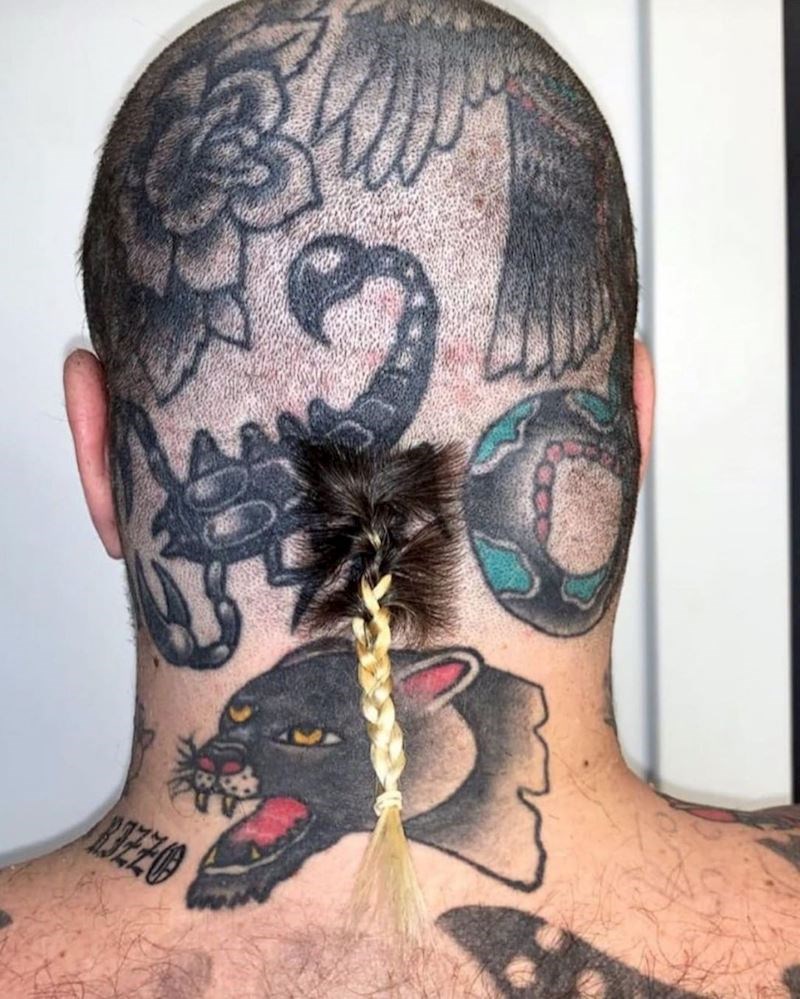 Na ovoj fotki se previše toga događa. Ne znamo odakle krenuti uopće...