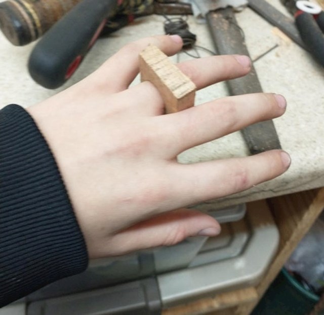 Htio sam izmjeriti širinu prsta da bih napravio prsten. Izgleda da sam zapeo s ovim
