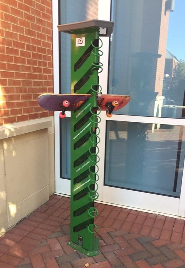 Rampa za skateboarde ispred jednog fakulteta