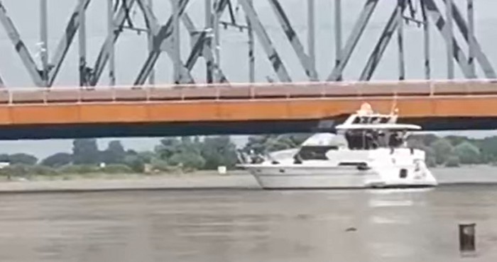 VIDEO Ambiciozni kapetan odlučio je proći ispod mosta iako je jedna prepreka bila preočita