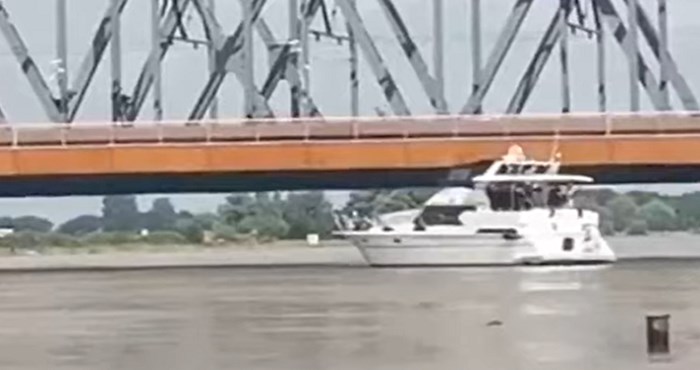VIDEO Ambiciozni kapetan odlučio je proći ispod mosta iako je jedna prepreka bila preočita
