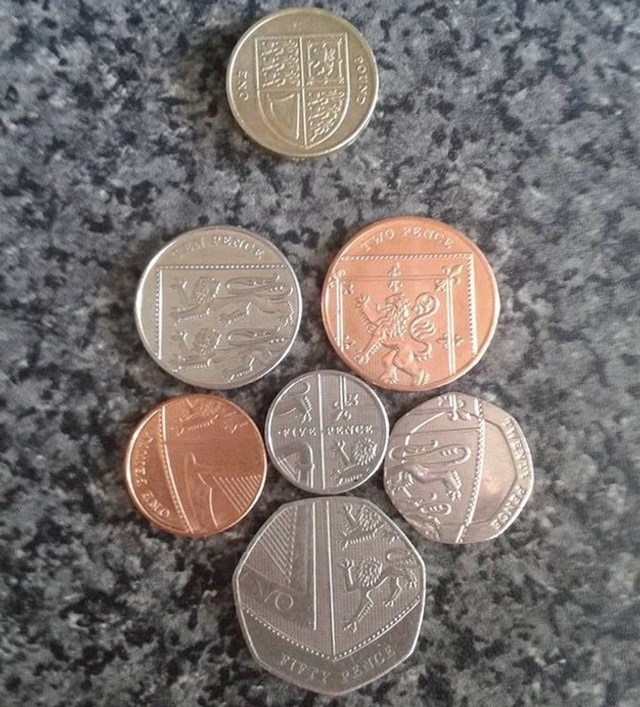 Kovanice penija zajedno čine štit koji se nalazi na pozadini kovanice funte