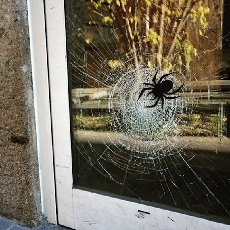 1. Staklo je bilo razbijeno, "huligan" je samo dodao pauka :)