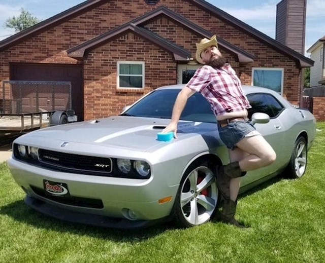 "Muž je seksi photosessionom proslavio kupnju auta iz snova!"