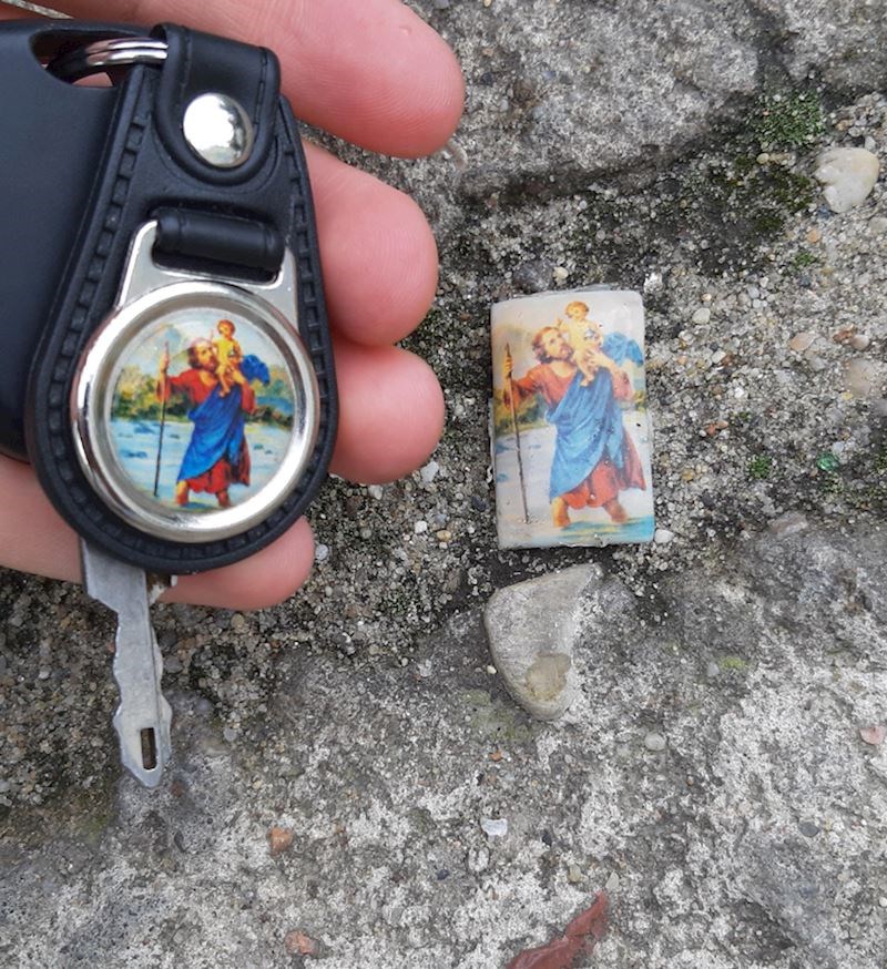 Privjesak i slučajna sličica nađena na ulici