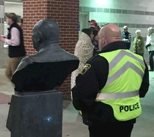 Policajac i kip