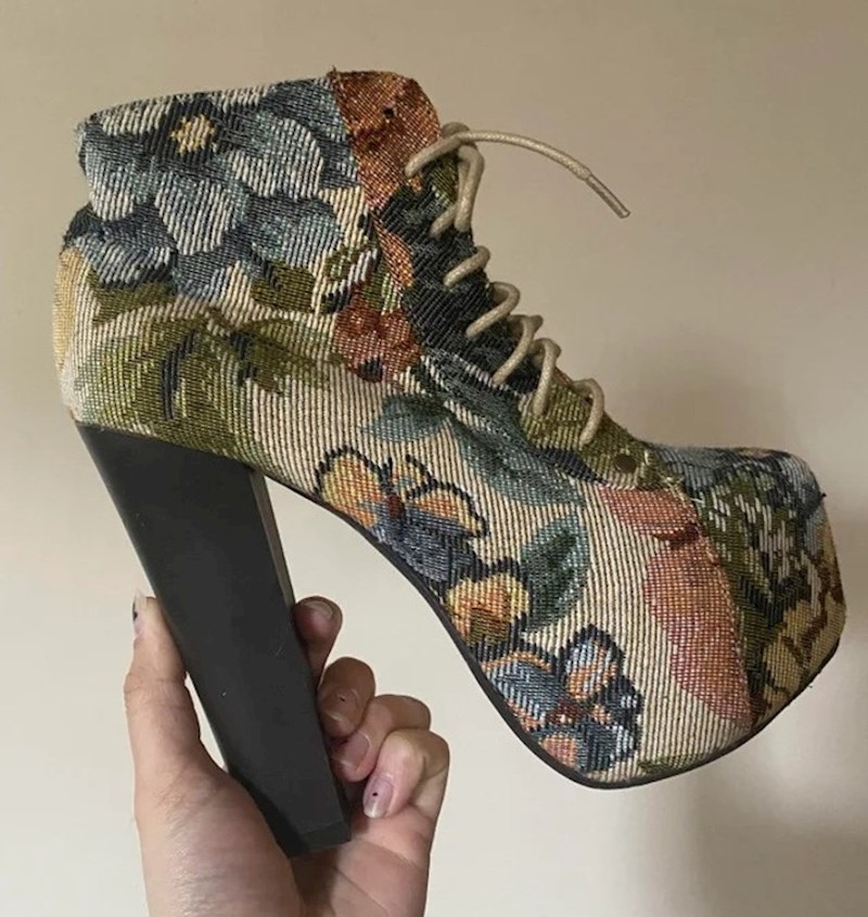 Ovakav uzorak je na kauču moje bake. Naravno da sam morala kupiti!