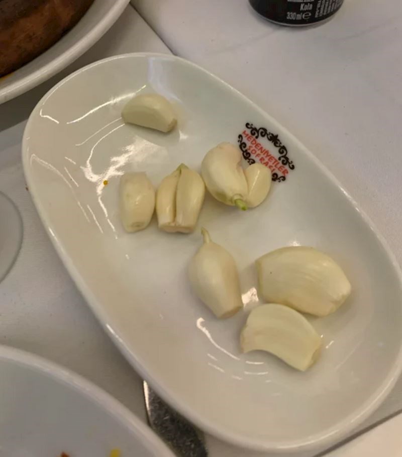 Naručio sam umak od češnjaka sa strane, a dobio ovo!