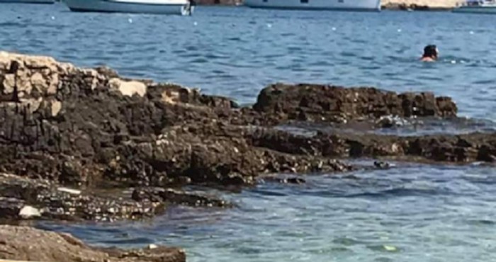 U plićaku jedne plaže na Jadranu osvanuo je urnebesan znak upozorenja i nasmijao tisuće!