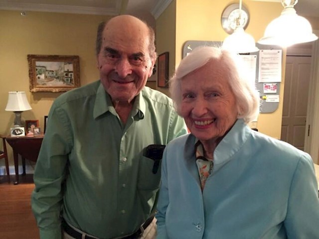 96-godišnji muškarac spasio je 87-godišnju ženu od gušenja koristeći Heimlichov zahvat. Taj čovjek nije nitko drugi do dr. Henry Heimlich, izumitelj tehnike!