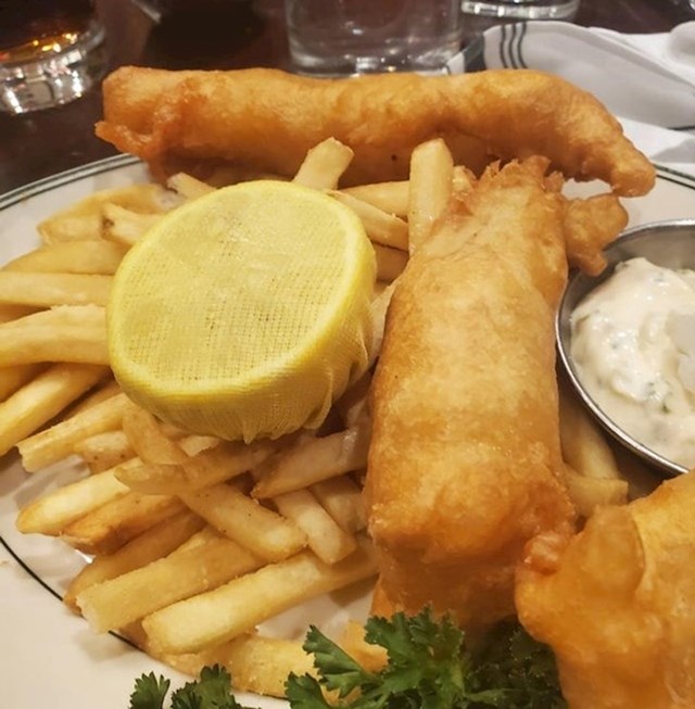 Ovaj restoran poslužuje limun s mrežicom da spriječi upadanje koštica u jelo pri cijeđenju!