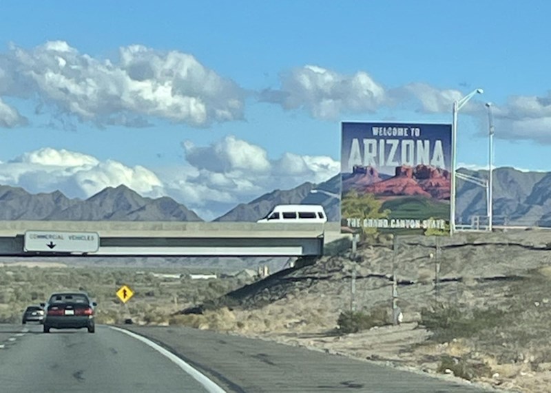 Plakat se savršeno uklopio u planine u pozadini!