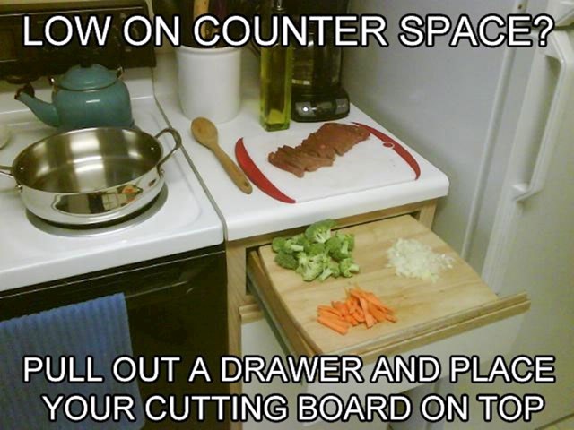 Za proširivanje kuhinjskog prostora otvorite ladicu i postavite kuhinjsku dasku na nju