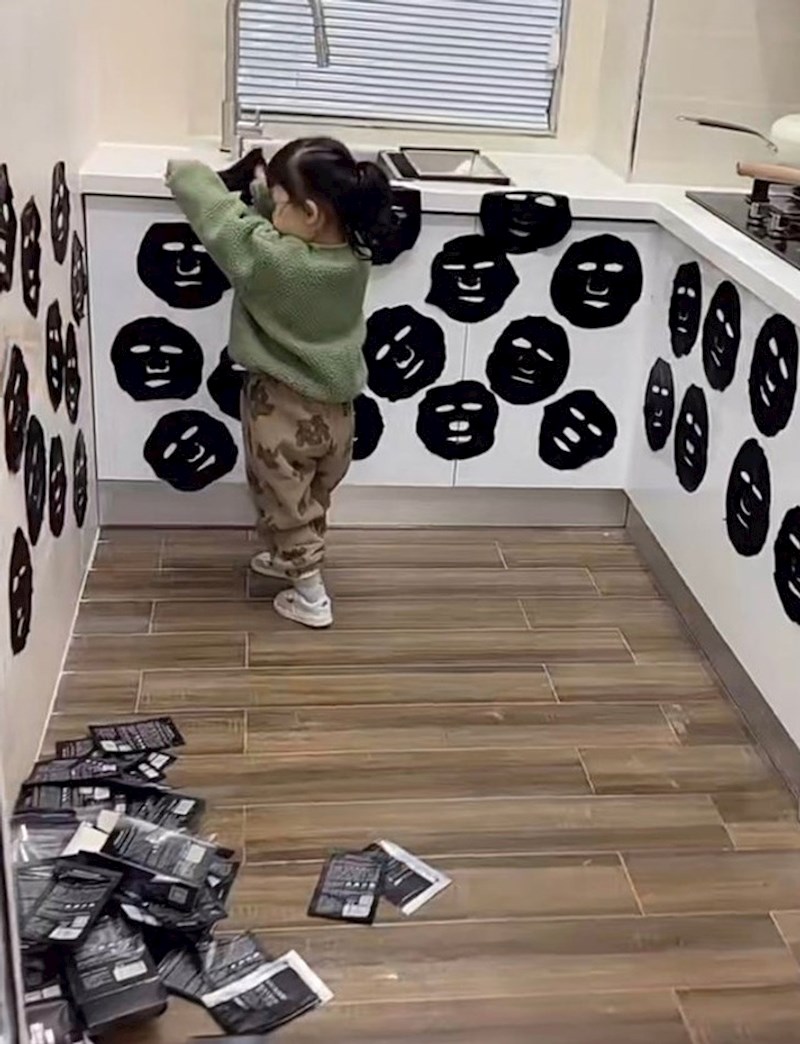 Otvorila je mamine maske za lice i polijepila ih po namještaju. Kaže da sada vidi mamu gdje god da pogleda!