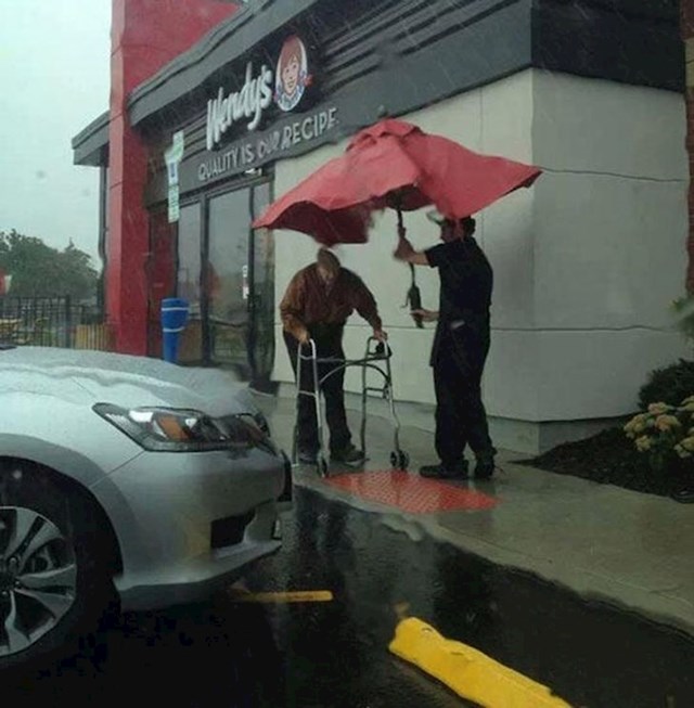 Zaposlenik Wendy's-a je zgrabio suncobran kako starac ne bi pokisnuo do auta