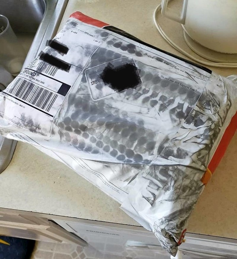 Dostavljač je kolom prešao preko paketa