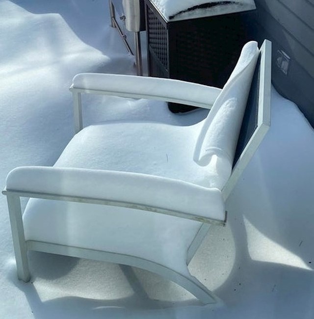 Pogledajte kako se snježni pokrivač počeo odvajati od stolice
