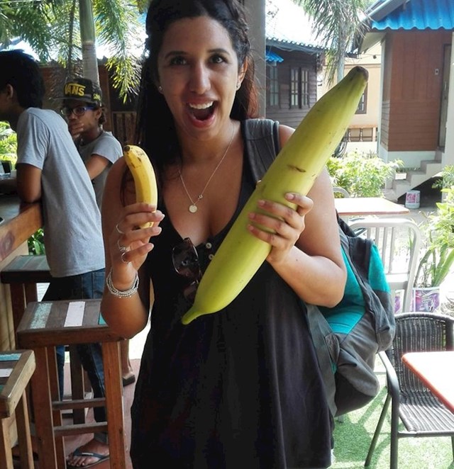 Na tržnici u Tajlandu naletjela je na divovsku bananu. U drugoj ruci je banana prosječne veličine, da steknete bolji dojam