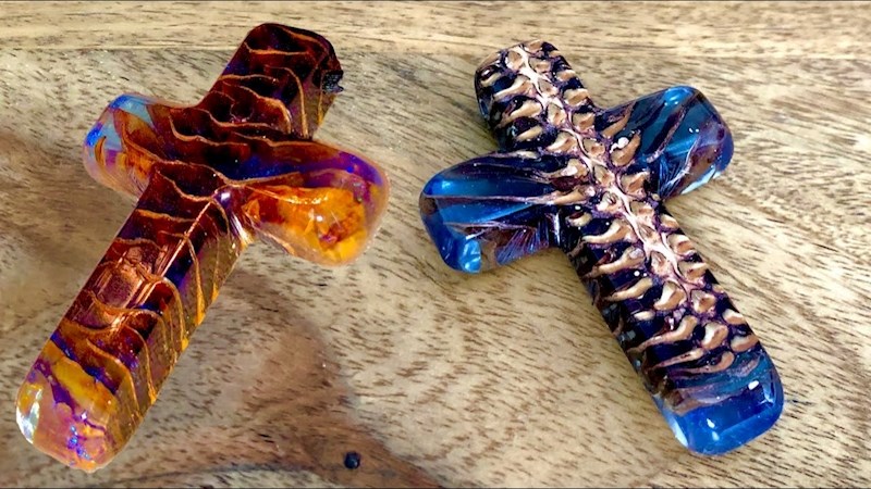 Križ od epoksidne smole i šišarke / DIY