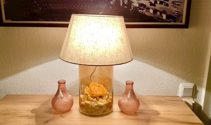 Napravi od vaze prelijepu stolnu lampu