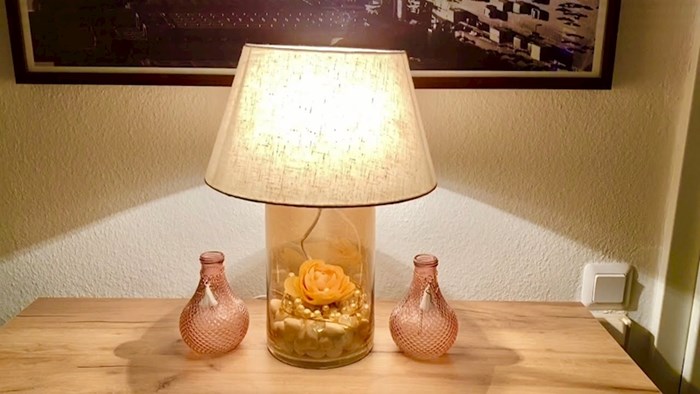 Napravi od vaze prelijepu stolnu lampu