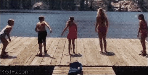 GIF: Hehehe, instant karma ti se u sekundi osveti kad izdaš prijatelje!