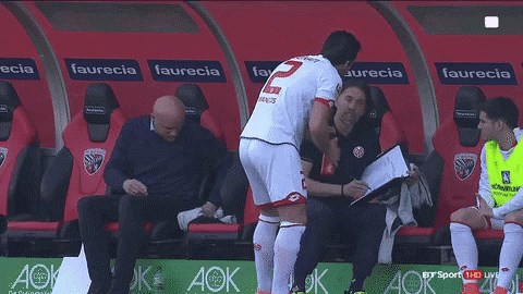 Čudna scena s terena: Nogometaš hladi jaja dok sluša upute? 