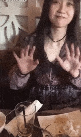 Kako je ovo moguće? Ono što ova djevojka može učiniti s rukama nije normalno!