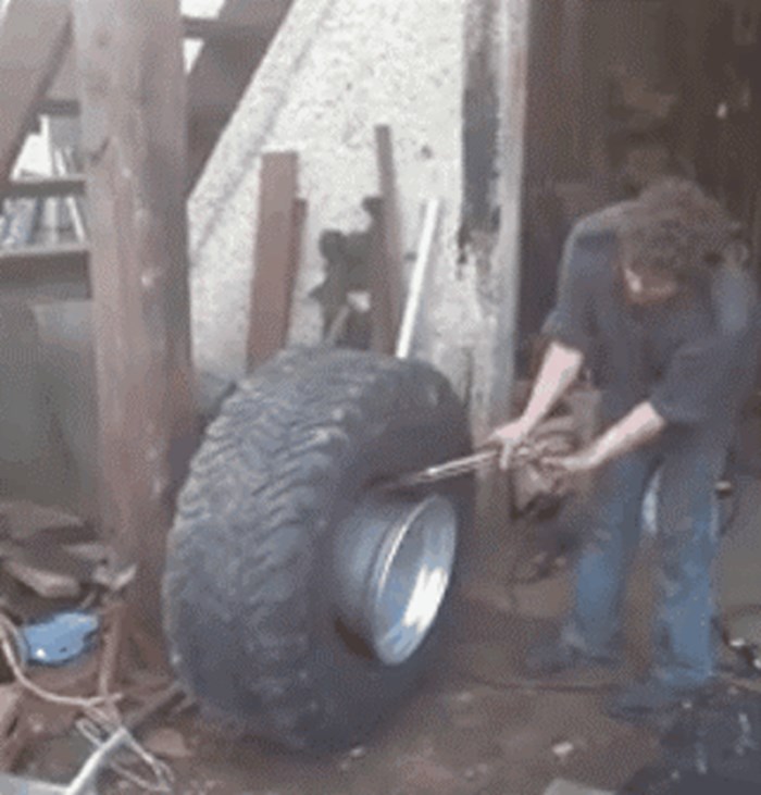 GIF: Kako napumpati kamionsku gumu u stotinki sekunde!
