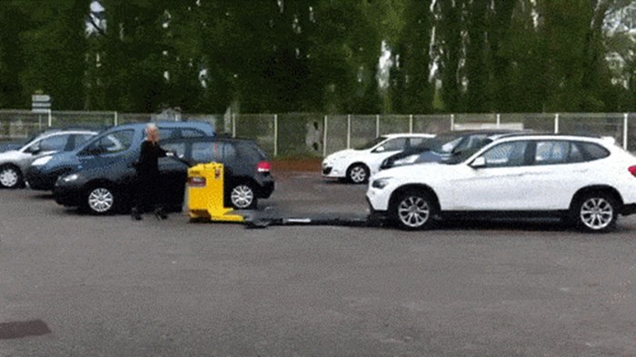 Pogledajte najmodernije rješenje za osobe koje ne znaju parkirati automobil